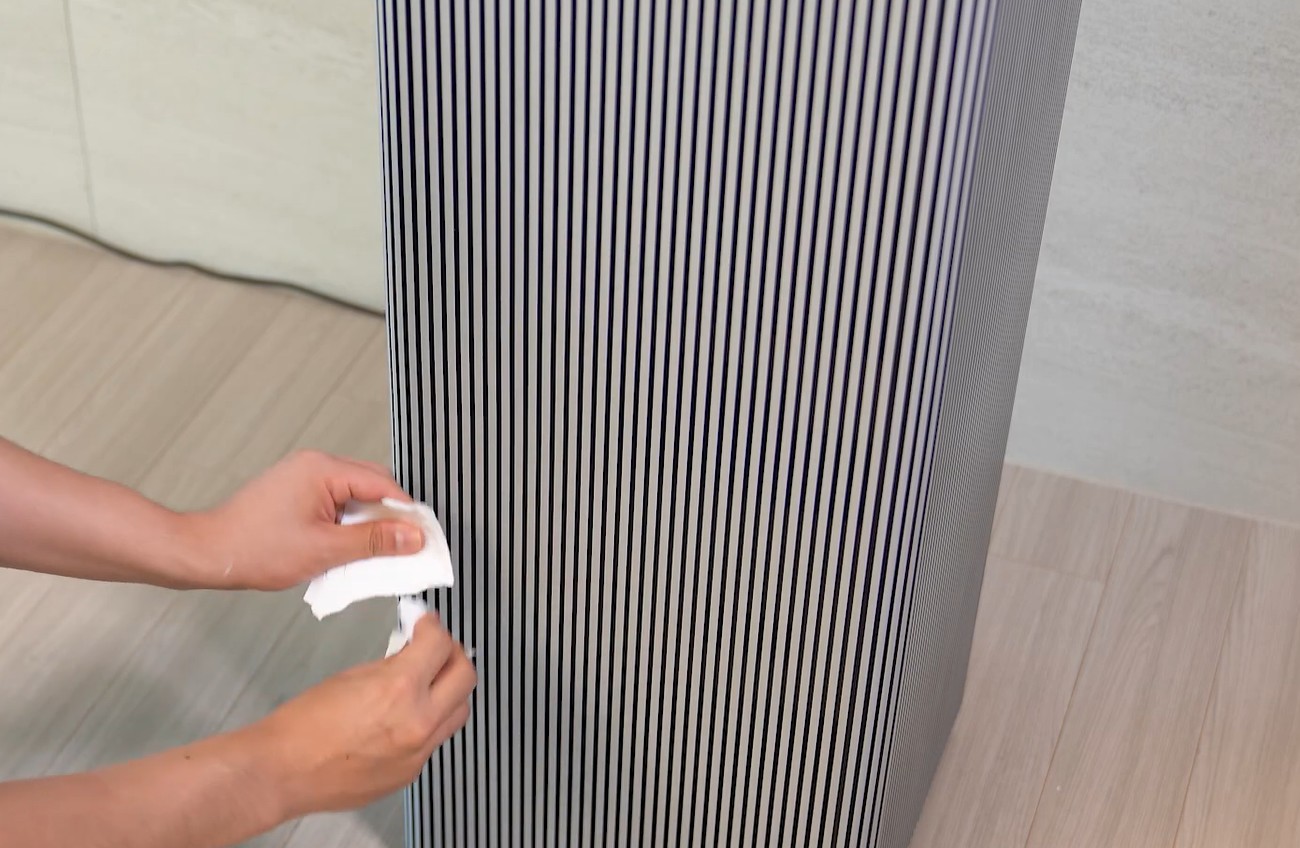 A4용지를 여러 번 겹쳐 찢은 후 먼지센서부 위치에서 가로세로 방향으로 찢은 부위를 마찰시켜 먼지 농도가 변하는지 확인