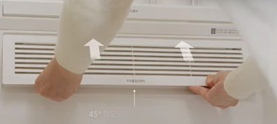 미세먼지 필터 덮개의 아래쪽을 잡고 45도 각도로 위쪽을 끼움