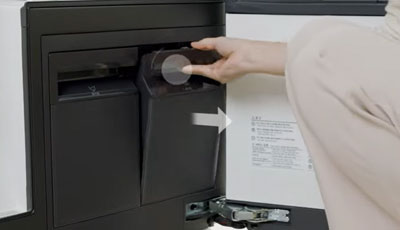 오른쪽에 있는 물보충 통을 꺼냄