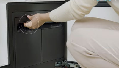 왼쪽에 있는 물비움 통을 꺼냄