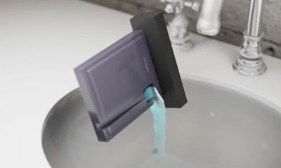 물통을 기울여 측면으로 물을 비움