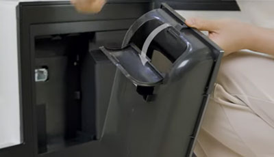 물비움 통 커버를 여는 이미지