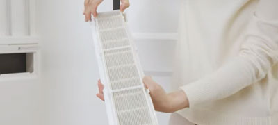 미세먼지 필터 덮개 안쪽에 있는 미세먼지 필터를 꺼냄