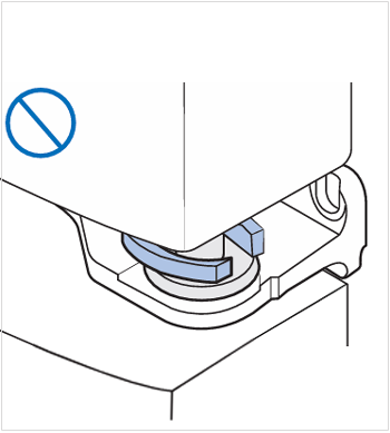 주의   힌지 그로밋 위에  높이 조절 링을 조립한 경우,  높이 조절 링이 빠지거나 문을 여닫을 때 소음이  발생할 수 있습니다