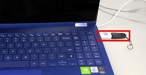 부팅전 포맷하려는 USB 메모리를 USB 메모리를 노트북에 장착한 예시 화면
