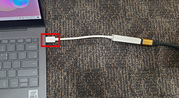 PC의 반대편 USB-C 포트에 케이블 연결