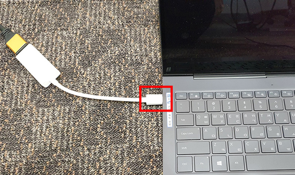  PC의 USB-C 포트에 케이블을 연결