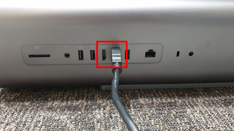 첫 번째 외부 디스플레이의 HDMI 포트를 연결하고자하는 디스플레이에 연결