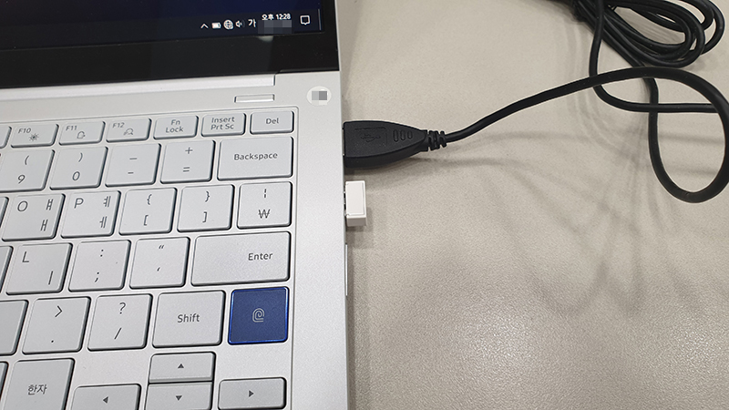USB 무선 수신기를 PC의 USB 포트에 연결