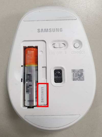 배터리 옆에 있는 USB 무선 수신기 꺼내기