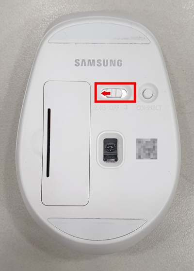 무선 마우스의 스위치를 2.4G 왼쪽 방향으로 변경하기