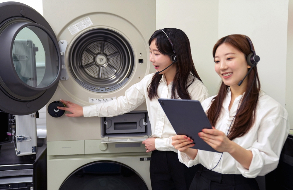 삼성전자서비스 상담사가 고객에게 상담 진행하는 모습