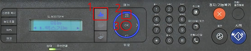 SL-M2070F에서 컬러 팩스 송신하기 위해 조작부에서 수화기 모양의 팩스 아이콘 이미지 (팩스) → 메뉴 버튼 이미지 (메뉴) 버튼을 누르세요. [팩스 기능]에서 OK 버튼을 누르세요