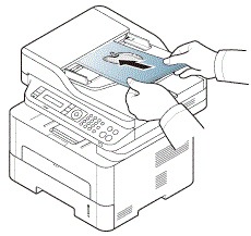 SL-M2670FN 모델에 원본 전체를 앞면이 위로 가도록 자동 원본 급지 장치에 넣습니다