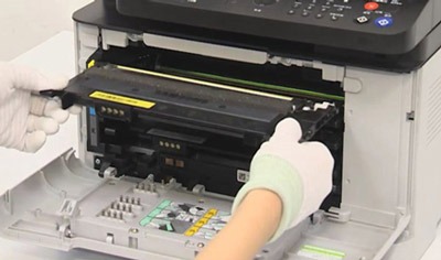 폐토너통 옆면에 센서가 있는 위치 화면