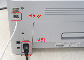 SL-M207x 시리즈 팩스 수신이 안 된다면 왼쪽 상단에 전화선을, 왼쪽 하단에 전원코드를 연결한 위치안내 화면