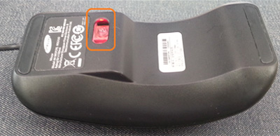 유선 USB PS/2 마우스 밑 바닥의 센서 램프등에 붉은색 램프가 꺼져 있다면 USB 케이블을 제거 후 다시 연결을 하여 유선 마우스 인식 상태를 확인합니다