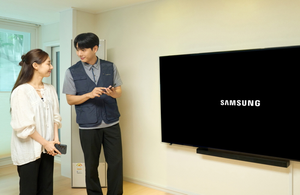 삼성전자서비스 엔지니어가 TV 서비스를 제공하는 모습