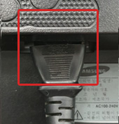 ③ 전원코드를 꽉 눌러 다시 연결함