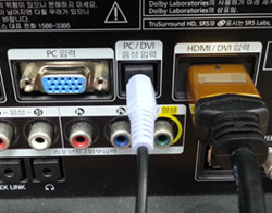 3. 모니터 뒷면 HDMI 와 PC/DVI 음성 입력단자에 음성케이블 연결하세요. 