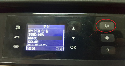 SL-J1760W의 WPS 버튼으로 무선 설정이 안 된다면 조작부 액정 화면 오른쪽에 있는 ‘무선 안테나’ 모양 버튼을 누르세요