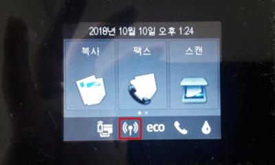SL-J2960FW에서 무선 설정을 위해 조작부 화면에서 무선 안테나 이미지 (무선)을 누르세요